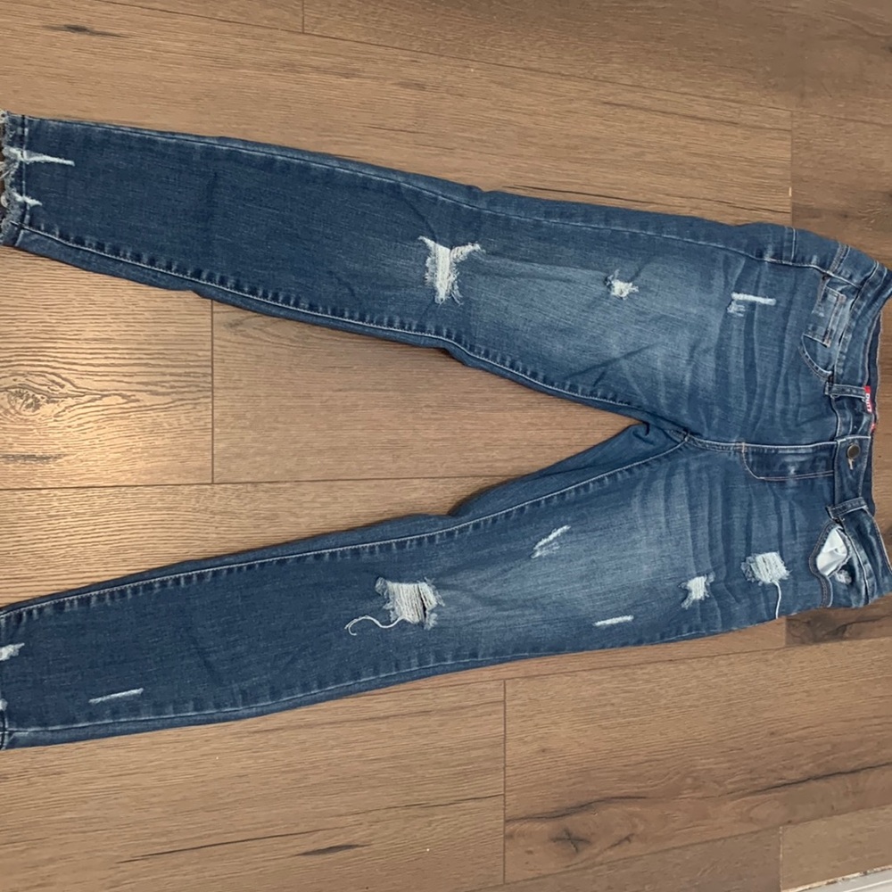 Great condition and super cute! These by far are the comfiest jeans I’ve put on!